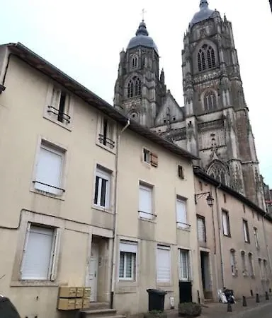 F2 Au Pied De La Basilique Saint-Nicolas-de-Port