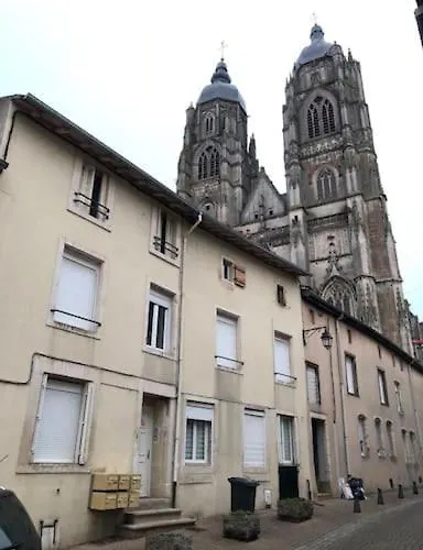 F2 Au Pied De La Basilique Saint-Nicolas-de-Port